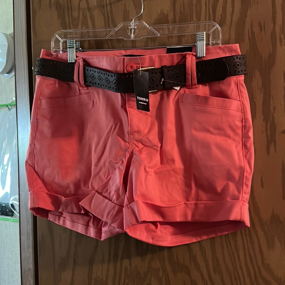TORRID BELTED SATEEN SHORT: PORCELAIN ROSE: NWT: SZ 10